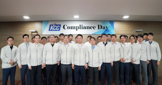 정재훈(왼쪽에서 여섯 번째) KCC 사장을 포함한 약 40명의 임원이 모여 자율준수 프로그램 2.0 시행을 선언한 후 기념사진을 찍고 있다. KCC 제공.